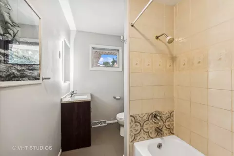 Bath - 829 Sheldon Ave, Aurora, IL 60506 photo 1 of 2