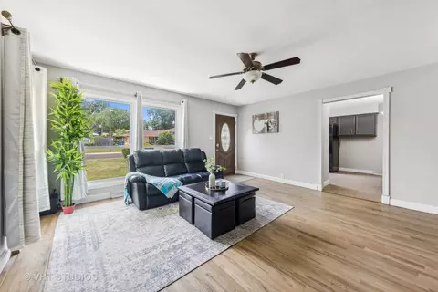 Living - 829 Sheldon Ave, Aurora, IL 60506 photo 2 of 2