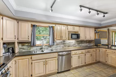 Kitchen - 2567 E Riverview Dr, Kankakee, IL 60901 photo 3 of 4