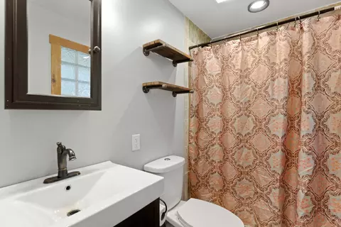 Bath - 2567 E Riverview Dr, Kankakee, IL 60901 photo 1 of 2