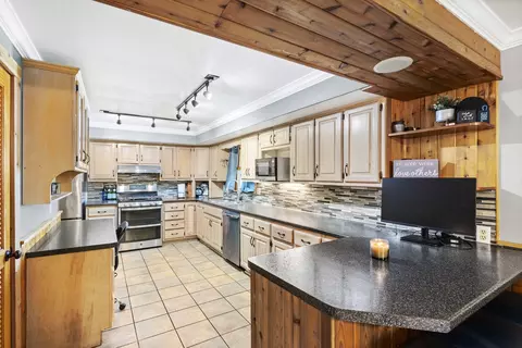 Kitchen - 2567 E Riverview Dr, Kankakee, IL 60901 photo 2 of 4