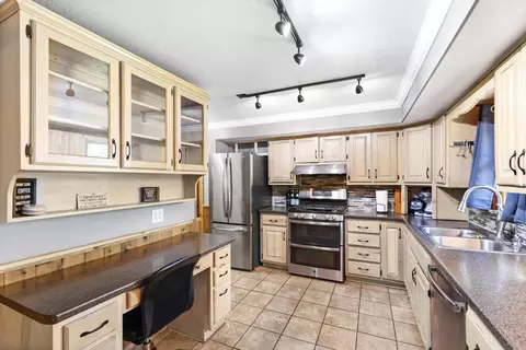 Kitchen - 2567 E Riverview Dr, Kankakee, IL 60901 photo 4 of 4