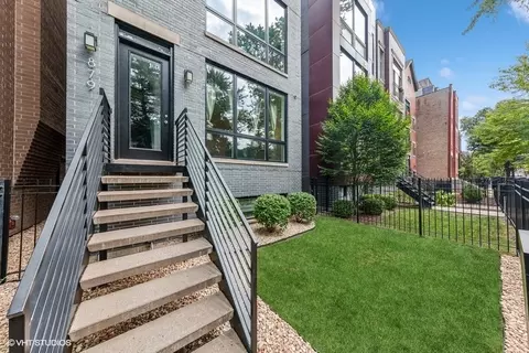 879 N Hermitage Ave #1, Chicago, IL 60622