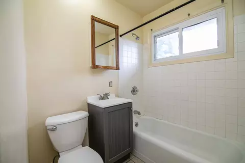Bath - 632 N Hammes Ave, Kankakee, IL 60901 photo 1 of 2