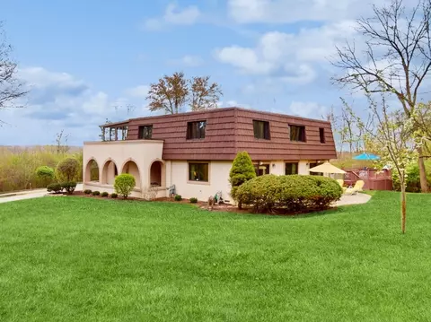 16 W235 97th St, Burr Ridge, IL 60527