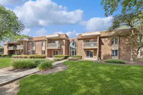 2414 N Kennicott Dr #1D, Arlington Heights, IL 60005