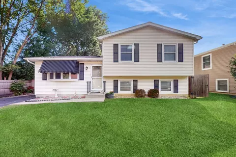 301 Greenview Dr, Park City, IL 60085