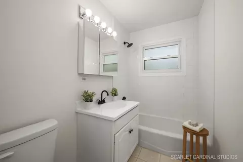 Bath - 819 Delles Rd, Wheaton, IL 60189 photo 1 of 2