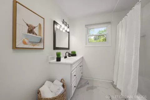 Bath - 819 Delles Rd, Wheaton, IL 60189 photo 2 of 2