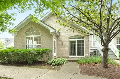 109 Stonewood Pl, Aurora, IL 60506