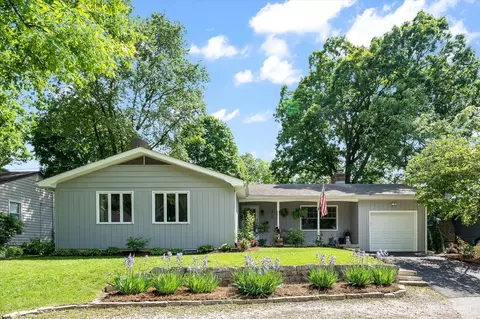 312 Oakwood Dr, Geneva, IL 60134