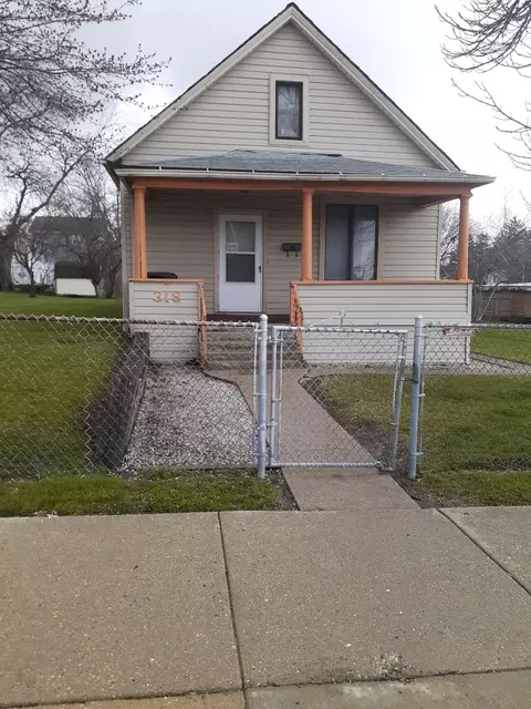 318 10th St, Waukegan, IL 60085