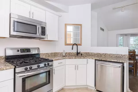 Kitchen - 7 Autumn Ct, Bloomington, IL 61701 photo 3 of 4