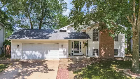 7 Autumn Ct, Bloomington, IL 61701