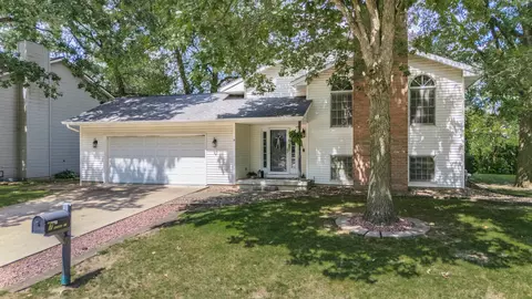 Exterior - 7 Autumn Ct, Bloomington, IL 61701 photo 2 of 11