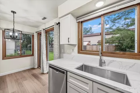 527 Commanche Trl, Wheeling, IL 60090 photo 11