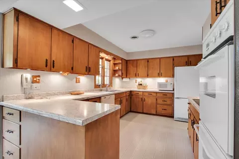Kitchen - 10045 Tabler Rd, Morris, IL 60450 photo 2 of 3