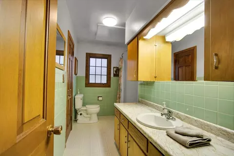Bath - 10045 Tabler Rd, Morris, IL 60450 photo 3 of 6