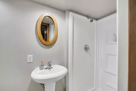 Bath - 10045 Tabler Rd, Morris, IL 60450 photo 5 of 6