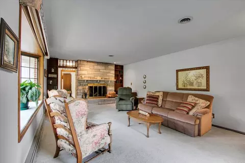 Living - 10045 Tabler Rd, Morris, IL 60450 photo 1 of 2