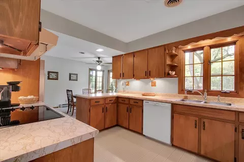 Kitchen - 10045 Tabler Rd, Morris, IL 60450 photo 3 of 3