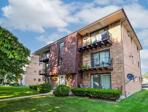 8019 Beloit Ave #3B, Bridgeview, IL 60455 | 13 Photos - Movoto