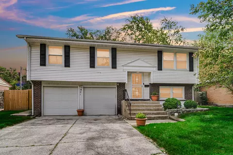 921 Blackhawk Dr, University Park, IL 60484