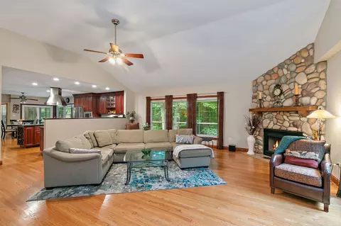 565 Tanglewood Ct, Algonquin, IL 60102 photo 8
