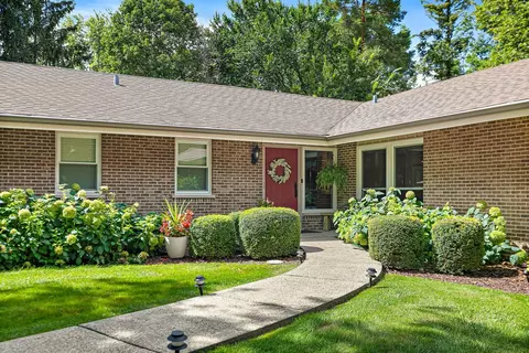 565 Tanglewood Ct, Algonquin, IL 60102