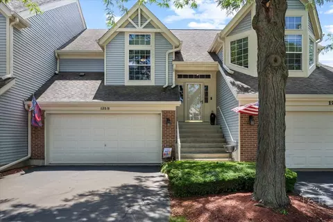 125 Ione Dr #B, South Elgin, IL 60177
