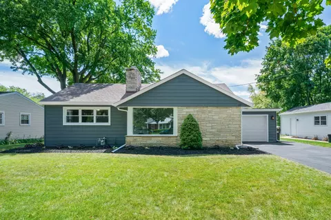 499 W Crystal Lake Ave, Crystal Lake, IL 60014