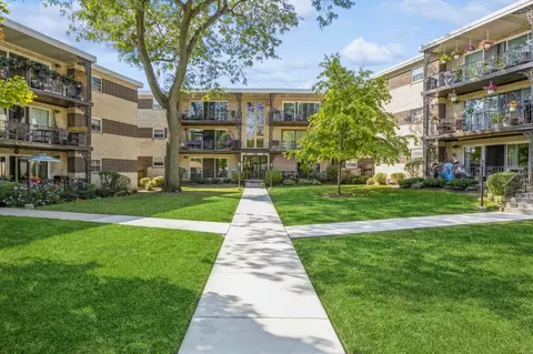 911 8th Ave #7, La Grange, IL 60525