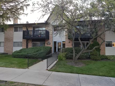 17 Kingery Quarter St # B, Willowbrook, IL 60527