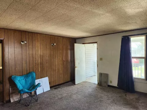 Living - 1524 E Percy Ave, Springfield, IL 62702 photo 2 of 5