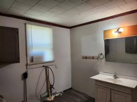 Bath - 1524 E Percy Ave, Springfield, IL 62702 photo 1 of 1