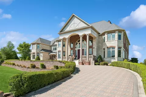 4 Falcon Lakes Dr, South Barrington, IL 60010