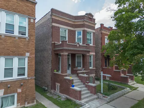 2215 S Elmwood Ave, Berwyn, IL 60402