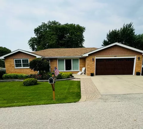 2801 W Manitou Trl, Mchenry, IL 60051