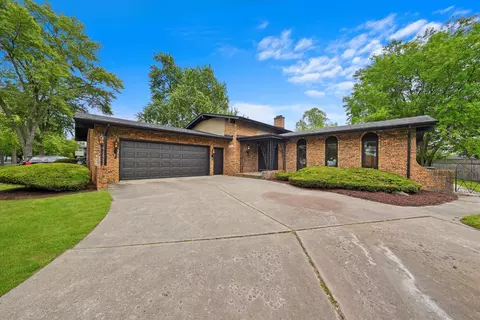 3245 N Manor Dr, Lansing, IL 60438