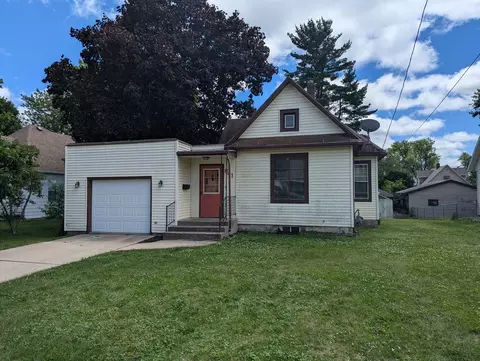 841 W Chestnut St, Freeport, IL 61032
