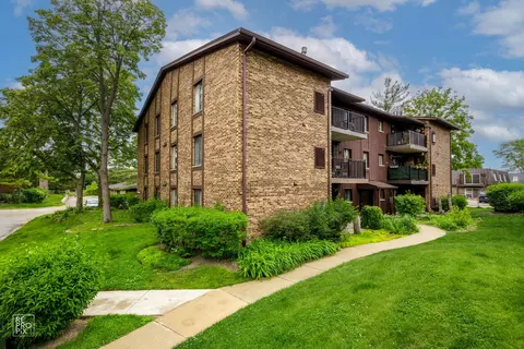 68 W 64th St #104, Westmont, IL 60559