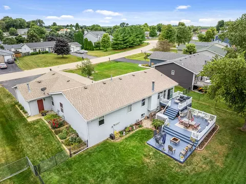 View/Area - 911 Quill Dr, Roscoe, IL 61073 photo 2 of 8