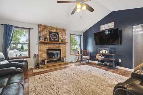 Living - 911 Quill Dr, Roscoe, IL 61073 photo 2 of 3