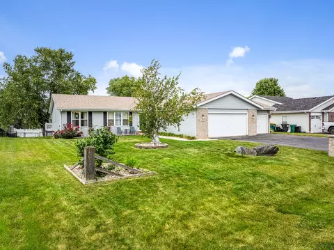 Exterior - 911 Quill Dr, Roscoe, IL 61073 photo 2 of 4