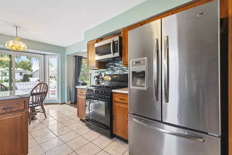 Kitchen - 911 Quill Dr, Roscoe, IL 61073 photo 3 of 3