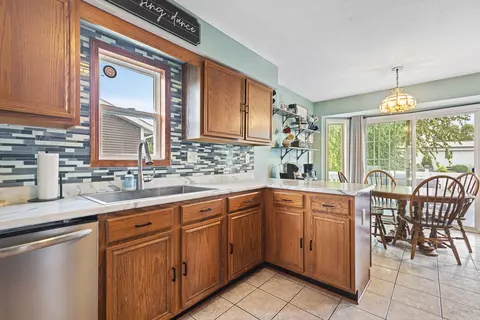 Kitchen - 911 Quill Dr, Roscoe, IL 61073 photo 2 of 3