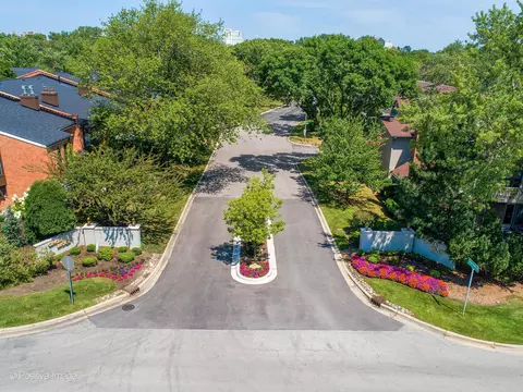 19 W177 Theresa Ln #177, Oak Brook, IL 60523