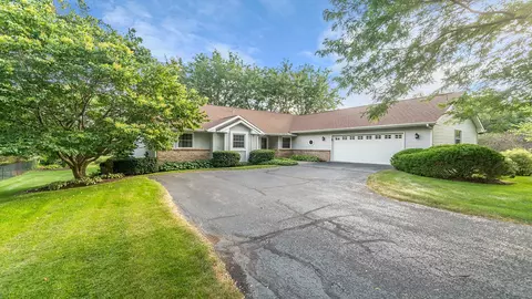 2003 Crystal Ln, Belvidere, IL 61008
