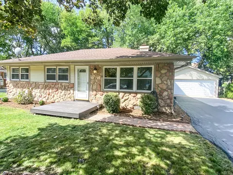 10 N Circle Ave, Port Barrington, IL 60010
