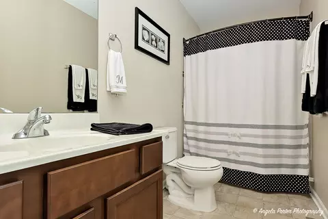 Bath - 616 Barbara Ln, Mchenry, IL 60051 photo 2 of 2